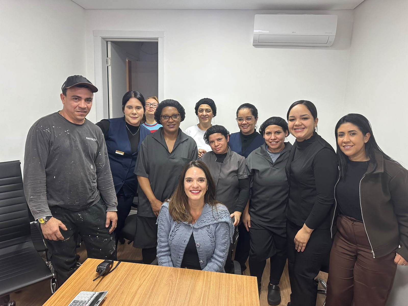 Karen Monteiro com equipe após atividade de desenvolvimento emocional