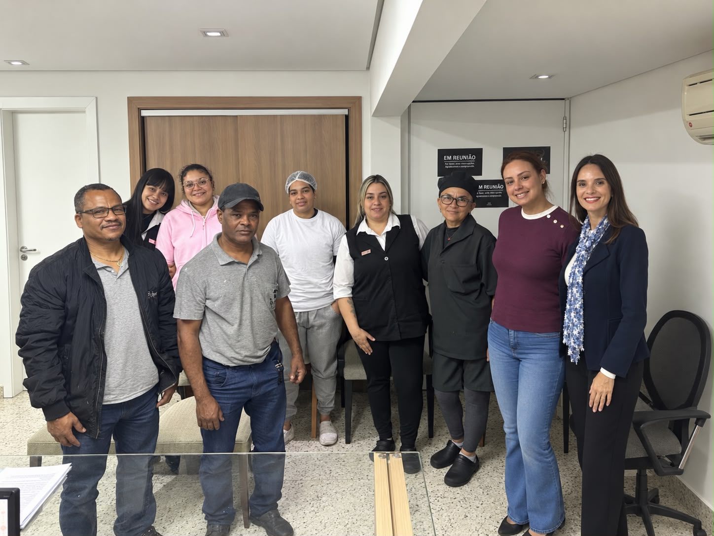 Karen Monteiro com colaboradores em encontro presencial