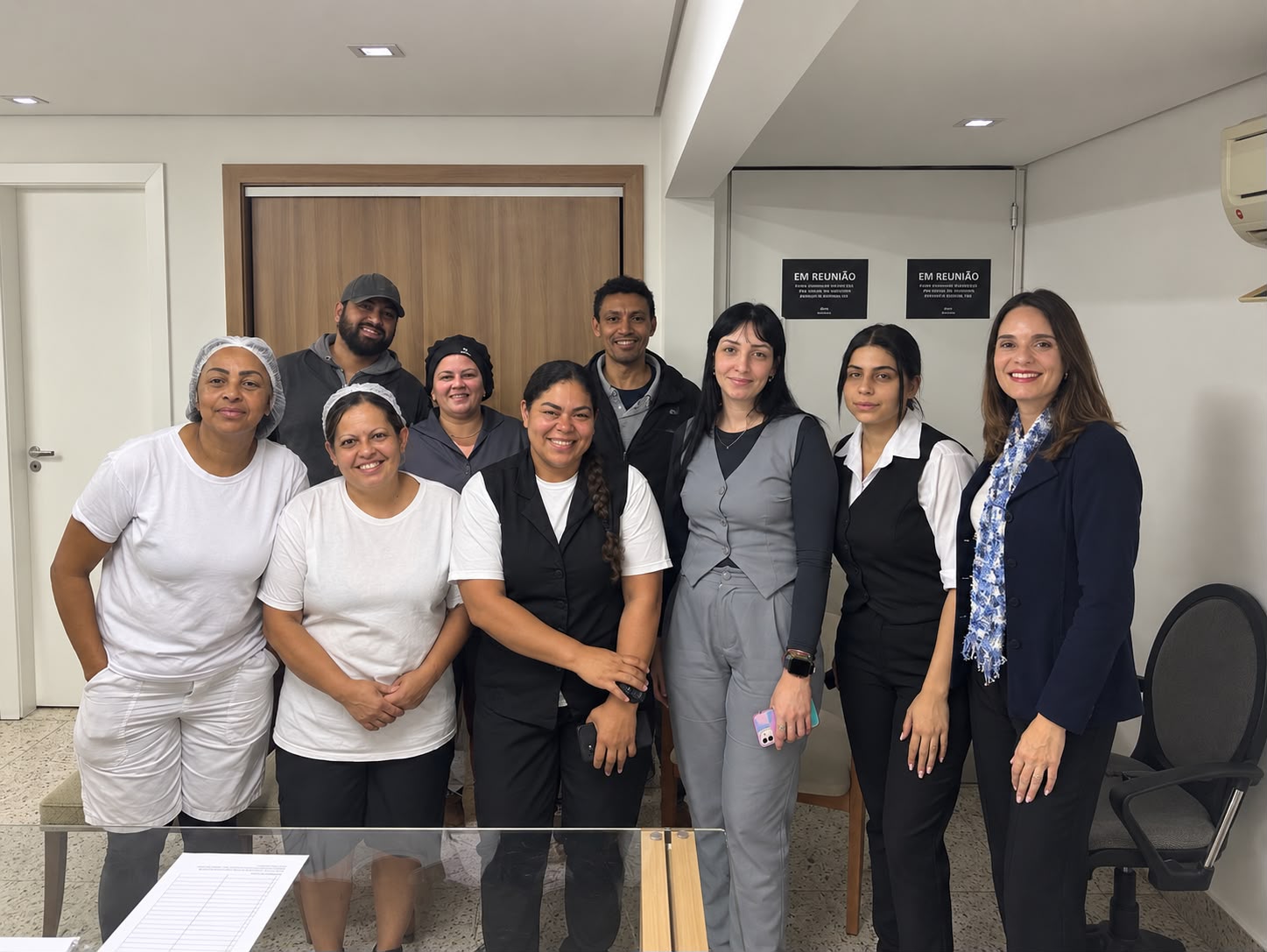 Grupo de colaboradores após atividade conduzida por Karen Monteiro